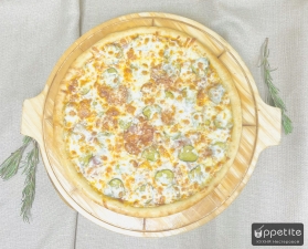 Пицца с беконом и соленым огурцом